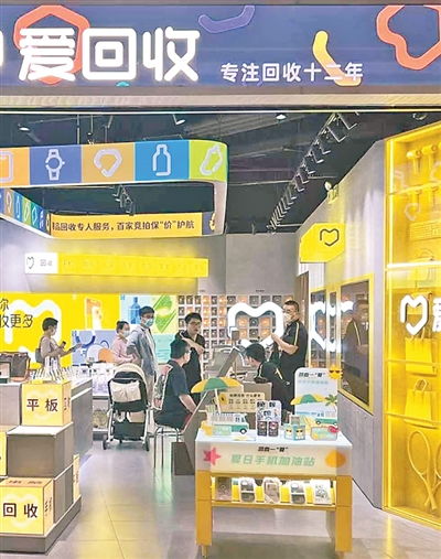線上品牌發力線下開店 策略、挑戰與機遇